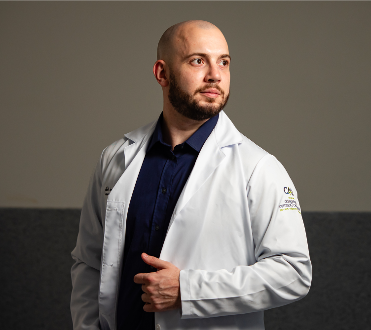Dr. Augusto Sehn, cirurgião geral e do aparelho digestivo, de jaleco branco
