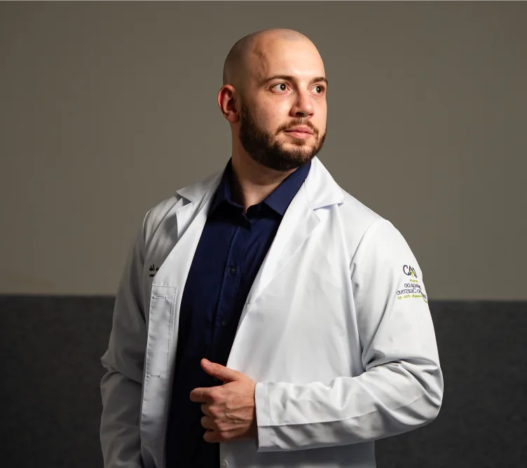 Dr. Augusto Sehn, cirurgião geral e do aparelho digestivo em Montenegro-RS, de jaleco branco
